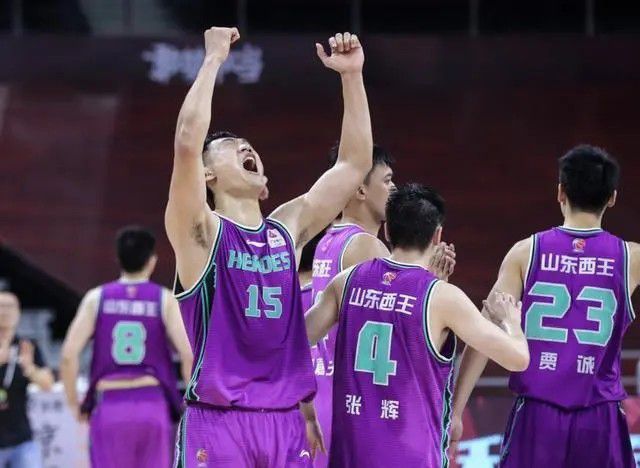 林峯扮演张无忌，文咏珊扮演赵敏，邱意浓扮演周芷若